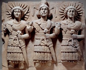 Triade palmyrénienne : Baalshamin, maître du ciel entre le dieu de la lune et le dieu du soleil