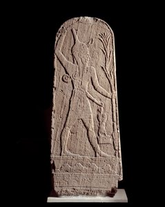 Art oriental : stèle du dieu Baal en foudre. (Dieu guerrier protégeant le roi) Sculpture du 15e siècle av. J.-C., Syrie. Paris, Musée du Louvre - Syrian Syrian