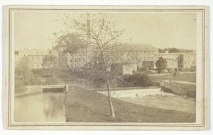 Sans titre (rivière avec chutes et bâtiment d