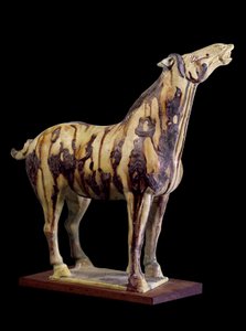Art chinois : statuette funéraire en terre cuite avec glaçures tricolores représentant un cheval hennissant
