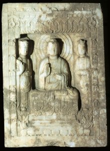 Stèle représentant le Bouddha entouré de ses deux assistants, 618-907 (calcaire) - Tang Dynasty Chinese School