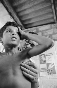Médecin américain utilisant un stéthoscope pour diagnostiquer un enfant équatorien malade sur le navire-hôpital SS Hope