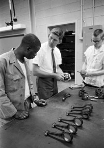 Formation en mécanique automobile au North Carolina Industrial Training Centers en 1965 - Ted Spiegel