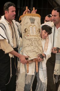 Garçon de Bar Mitzvah portant la Torah à la Bar Mitzvah - Ted Spiegel