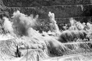 Explosion à la dynamite dans la mine de cuivre à ciel ouvert de Morenci pour la fonderie Phelps Dodge