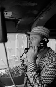 Charles Brockman, ingénieur du Great Northern Railroad, parlant au téléphone radio depuis la locomotive