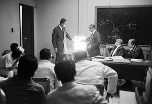 Salle de classe pour médecins et responsables de la santé sur le navire-hôpital SS Hope - Ted Spiegel