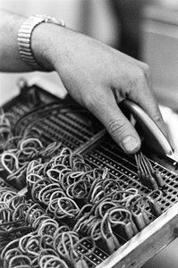 Opérateur informatique Don Murray travaillant avec un ordinateur numérique IBM utilisant des cartes perforées