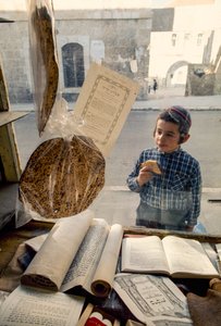 Garçon juif conservateur mangeant un gâteau regarde dans une librairie religieuse - Ted Spiegel