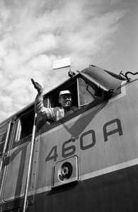 Ingénieur du Great Northern Railroad saluant depuis la cabine de la locomotive EMD E7