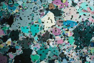 Cristaux de glace dans un noyau reflétant des couleurs sous différents angles