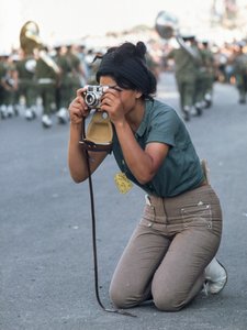 Femme israélienne prenant une photo du défilé militaire de Pâque à Jérusalem