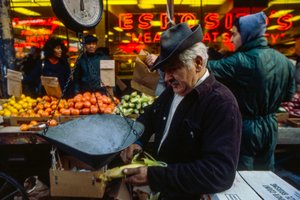 Homme épluchant un épi de maïs au marché, Philadelphie