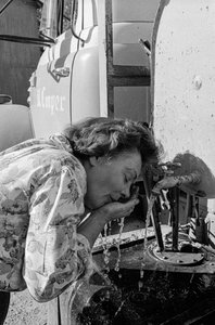 Mildred Cooper, une conductrice de camion, se lave le visage de la poussière de la route