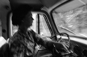 Mildred Cooper, une grand-mère de 43 ans, est chauffeur de camion avec un camion de transport de bois