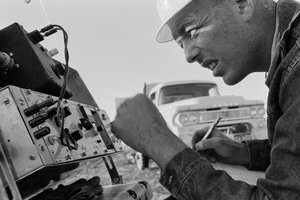 Minéralogiste étudiant des données à la mine de Morenci pour la fonderie Phelps Dodge à Douglas, Arizona