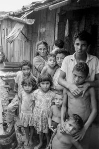 Mère avec dix enfants devant leur cabane au Mexique