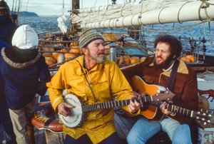 Musicien et écologiste Peter Seeger jouant du banjo sur le pont du Clearwater dans l
