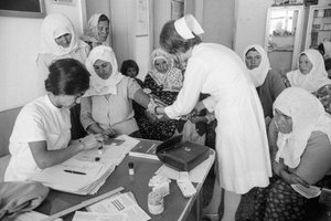 Les femmes turques visitant une clinique sont évaluées par des travailleurs de la santé