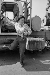 La conductrice de camion Mildred Cooper descend de la cabine de son camion de bois