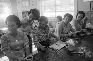 Femmes à un comptoir discutant autour du petit-déjeuner dans un diner en Oregon - Ted Spiegel