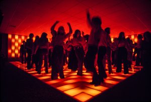 Jeunes danseurs dans une discothèque dansant sur un sol illuminé - Ted Spiegel