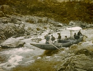 Un bateau dans les rapides de la rivière Hozu, Kyoto vers 1900 - 1915 (photographie)
