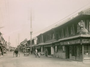 Rue commerçante du quartier de Motomachi à Kobe, vers 1900 - 1915 (photographie)