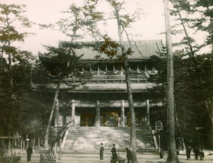 Porte du temple bouddhiste Chion-in, district de Higashiyama, Kyoto, vers 1900 - 1915 (photographie) - Teijiro Takagi