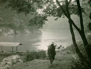 Pêcheur au bord de la rivière Hozu, district d
