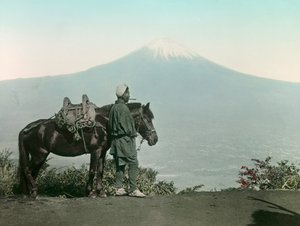 Japonais à cheval sur le mont Otome, en toge, regardant le mont Fuji, vers 1900 - 1915 (photographie)