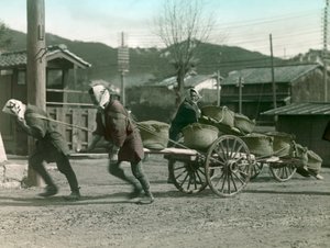 Paysans japonais tirant des sacs de riz sur une charrette, vers 1900 - 1915 (photographie)