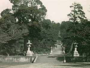 Escalier en pierre menant au tombeau de Hideyoshi Toyotomi, Kyoto vers 1900 - 1915 (photographie)