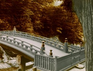 Le Shinkyo (pont sacré) dans la ville de Nikko, vers 1900 - 1915 (photographie)