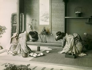 Deux femmes japonaises en costume traditionnel se saluant avant la cérémonie du thé, vers 1900 - 1915 (photographie)