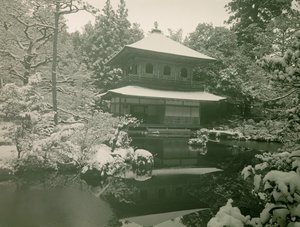 Vue du Ginkaku-ji sous la neige à Kyoto, vers 1900 - 1915 (photographie) - Teijiro Takagi