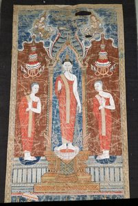 Bannière représentant Bouddha debout avec deux disciples, style Ratanakosin