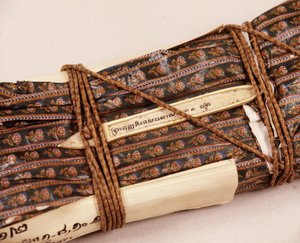 Manuscrit bouddhiste, enveloppé dans un tissu ciré pour protection