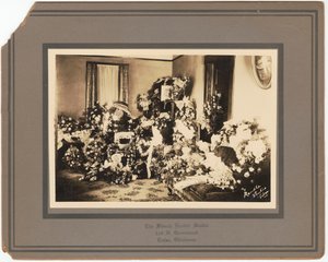 Impression photographique des arrangements floraux funéraires pour Samuel M. Jackson Jr.