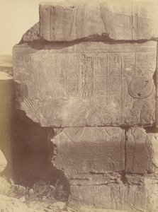 Vue rapprochée des inscriptions hiéroglyphiques et des sculptures, Karnak