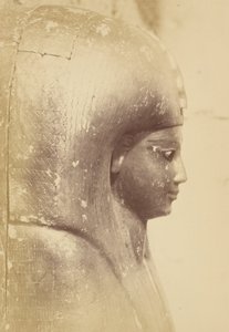 Gros plan du sarcophage de la reine Aah-Hotep (profil)