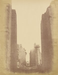 Karnak, vue à travers la salle hypostyle