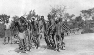 Danseurs ougandais, Dodoma à Mongalla, Ouganda, 1925 1927