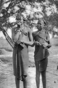 Jeunes filles avec des bâtons dans le nez et les lèvres, Terrakekka à Aweil, Soudan, 1925-1927