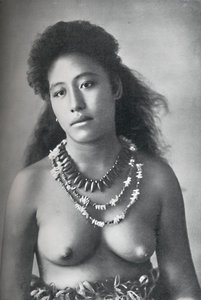 Une beauté samoane, portant des colliers de dents et de coquillages, 1902