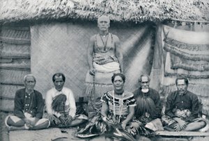 Un groupe de Samoans, y compris le célèbre rebelle Mataafa Iosefo, la figure debout, 1902