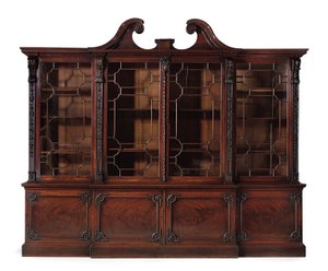 Une bibliothèque George III à façade brisée - Thomas Chippendale