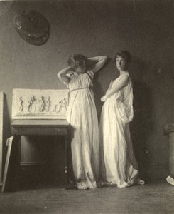 Deux modèles féminins en costume classique avec la sculpture 
