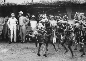 Filles de la tribu Bundu dansant devant le prince, Freetown, Sierra Leone, 1925