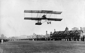 Grahame White pilotant sa machine depuis le Ranelagh Club, la même année que le vol de Manchester, 1910